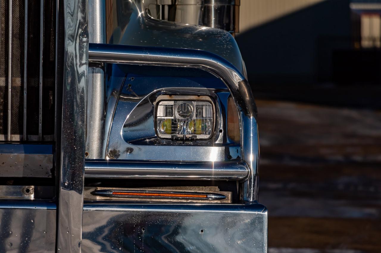 2002 International 9900i Eagle T/A Sleeper Tractor Red Deer AB