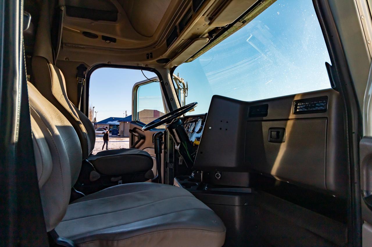 2002 International 9900i Eagle T/A Sleeper Tractor Red Deer AB