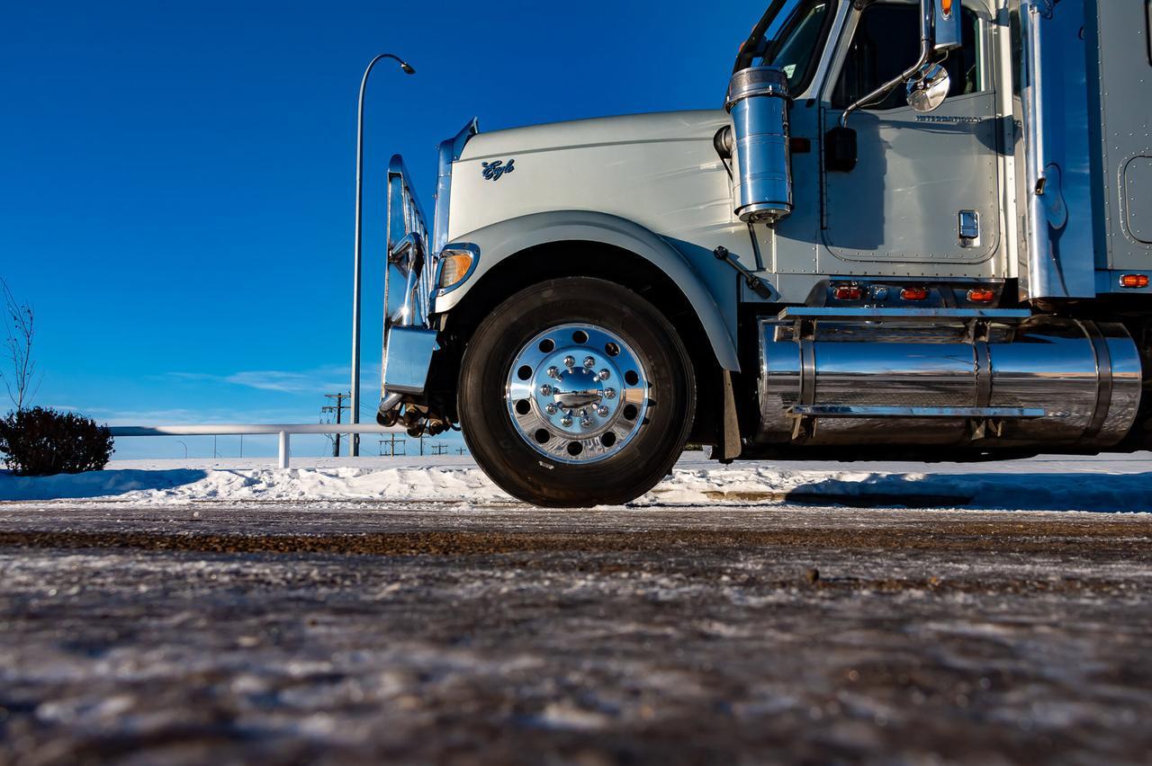 2002 International 9900i Eagle T/A Sleeper Tractor Red Deer AB