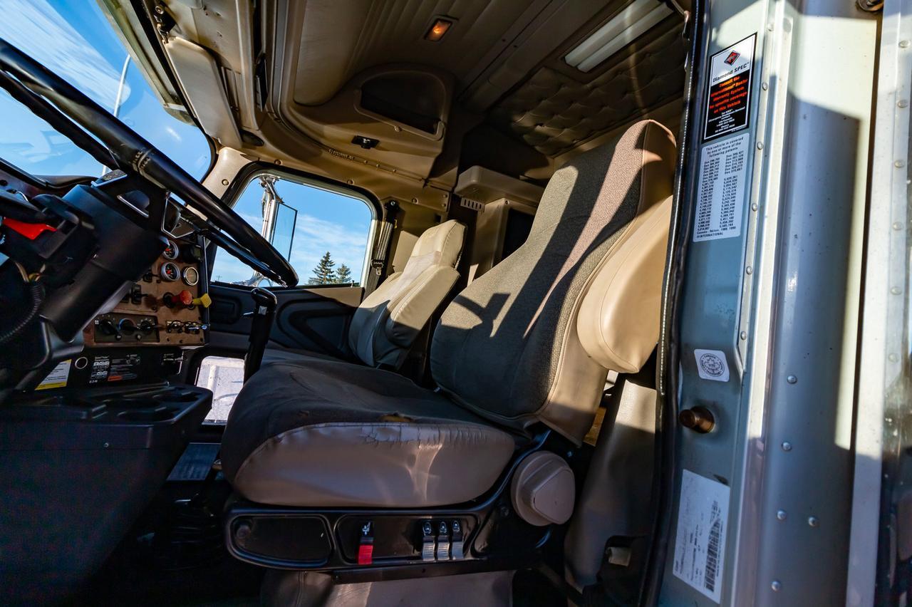 2002 International 9900i Eagle T/A Sleeper Tractor Red Deer AB