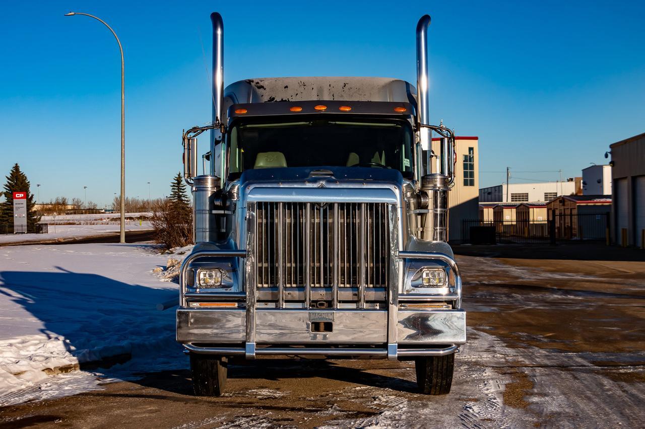 2002 International 9900i Eagle T/A Sleeper Tractor Red Deer AB