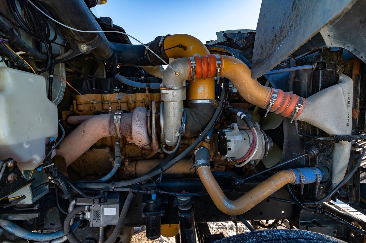 2002 International 9900i Eagle T/A Sleeper Tractor Red Deer AB