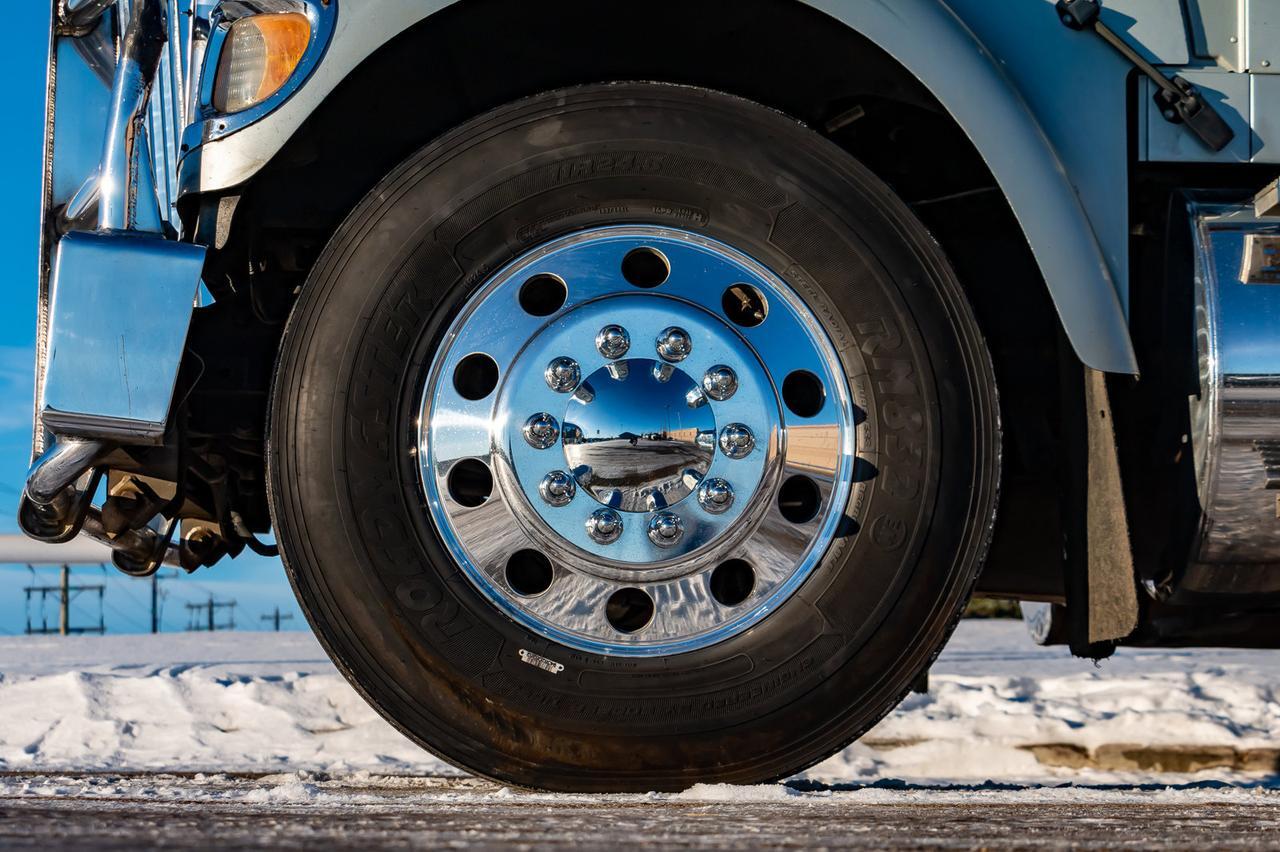 2002 International 9900i Eagle T/A Sleeper Tractor Red Deer AB