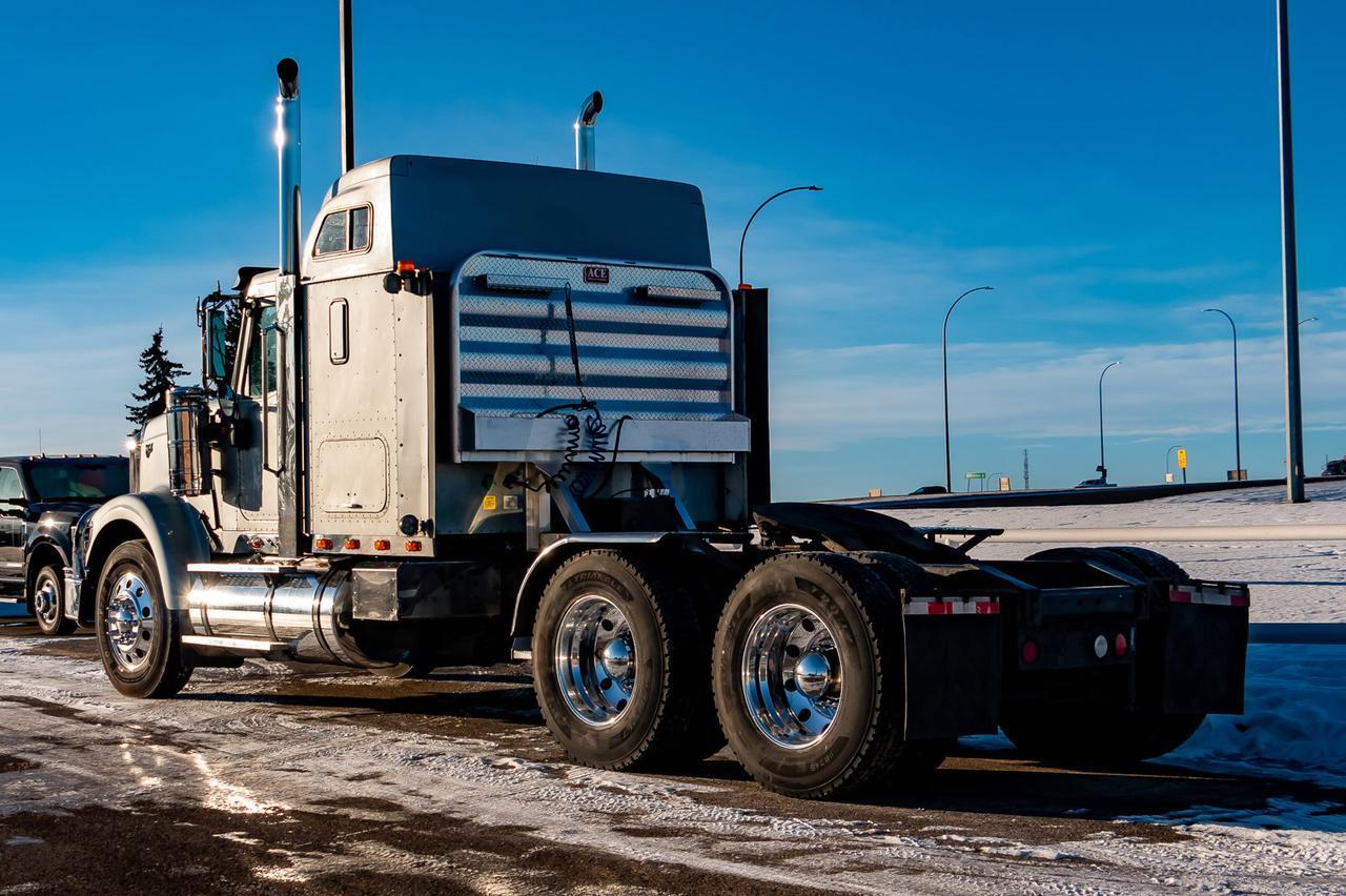 2002 International 9900i Eagle T/A Sleeper Tractor Red Deer AB