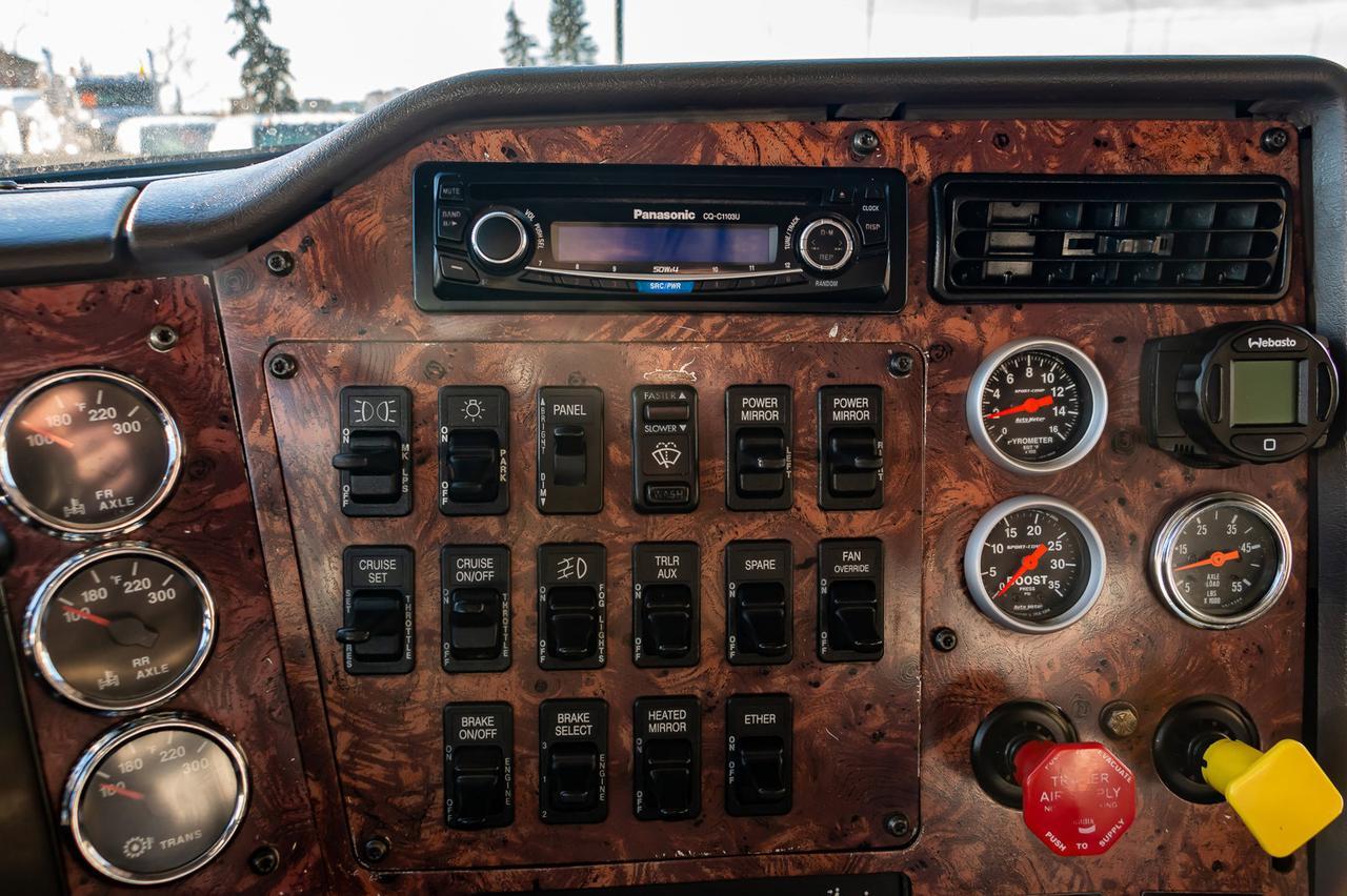 2002 International 9900i Eagle T/A Sleeper Tractor Red Deer AB