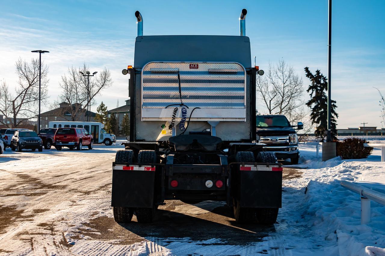 2002 International 9900i Eagle T/A Sleeper Tractor Red Deer AB