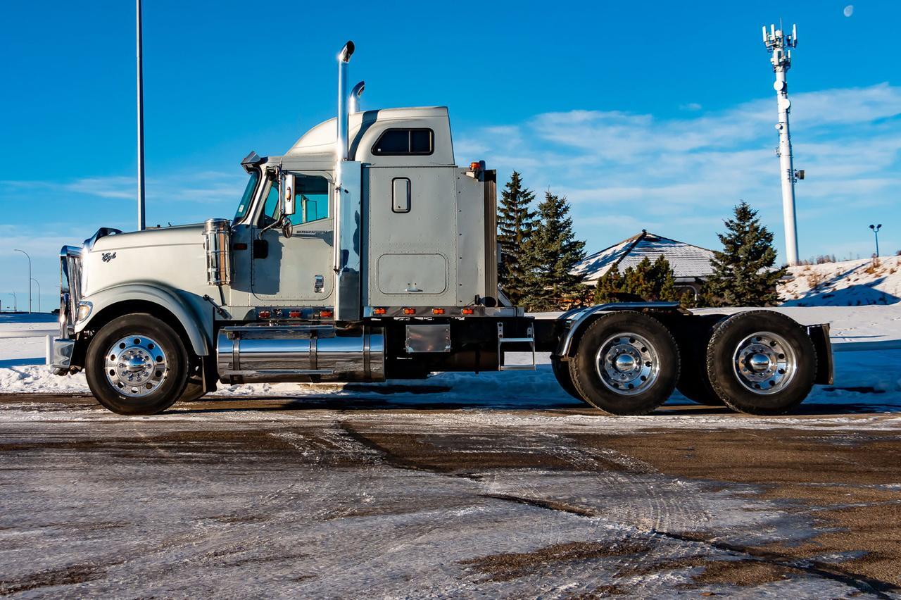 2002 International 9900i Eagle T/A Sleeper Tractor Red Deer AB