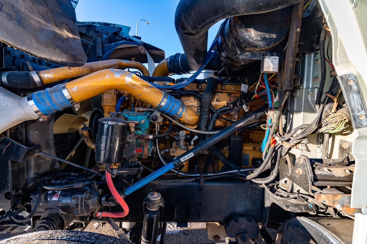 2002 International 9900i Eagle T/A Sleeper Tractor Red Deer AB