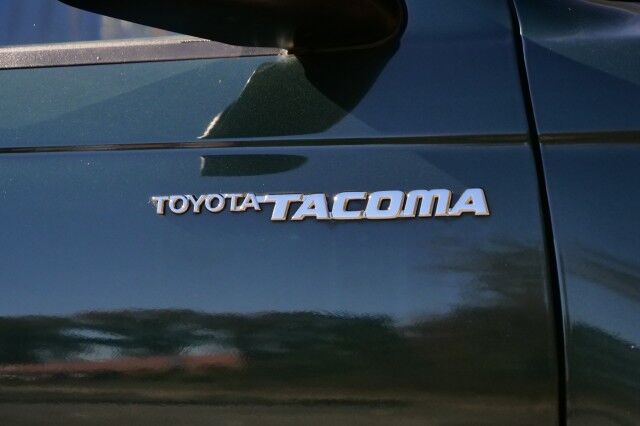 2002 Toyota Tacoma / Enhancement Package / Bed Topper! High Point NC