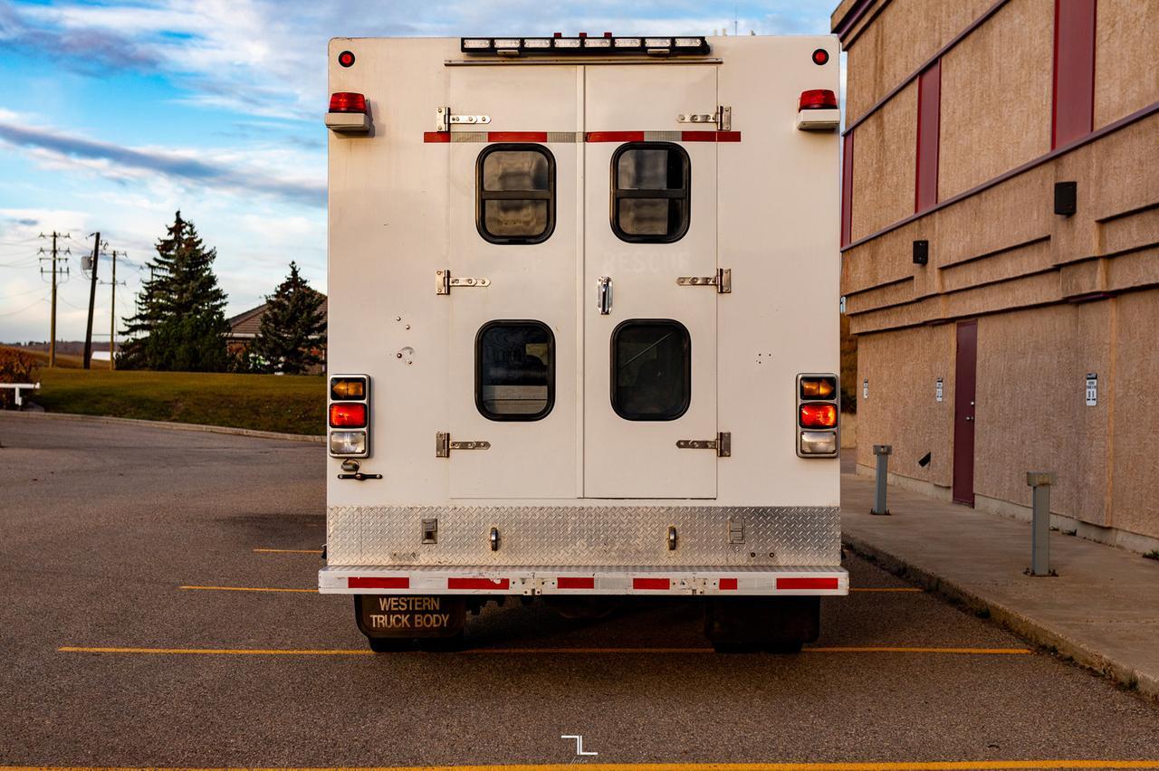 2003 Ford F-550 4x4 Crew Cab XL Service Body Diesel Red Deer AB