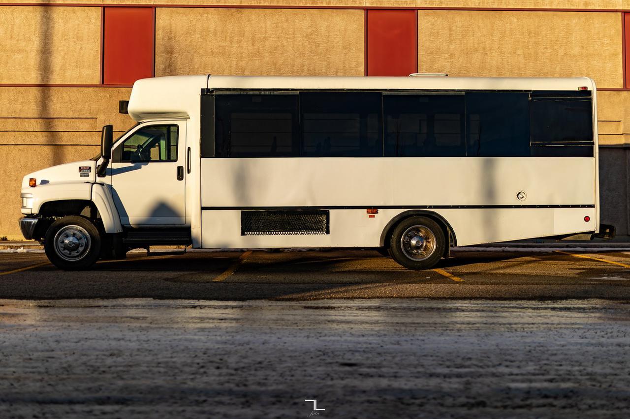 2003 GMC C5500 24 Passenger 30 Ft.Van Diesel Red Deer AB