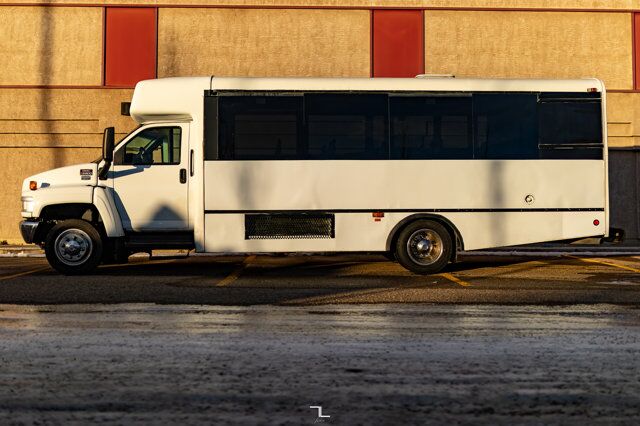 2003 GMC C5500 24 Passenger 30 Ft.Van Diesel Red Deer AB