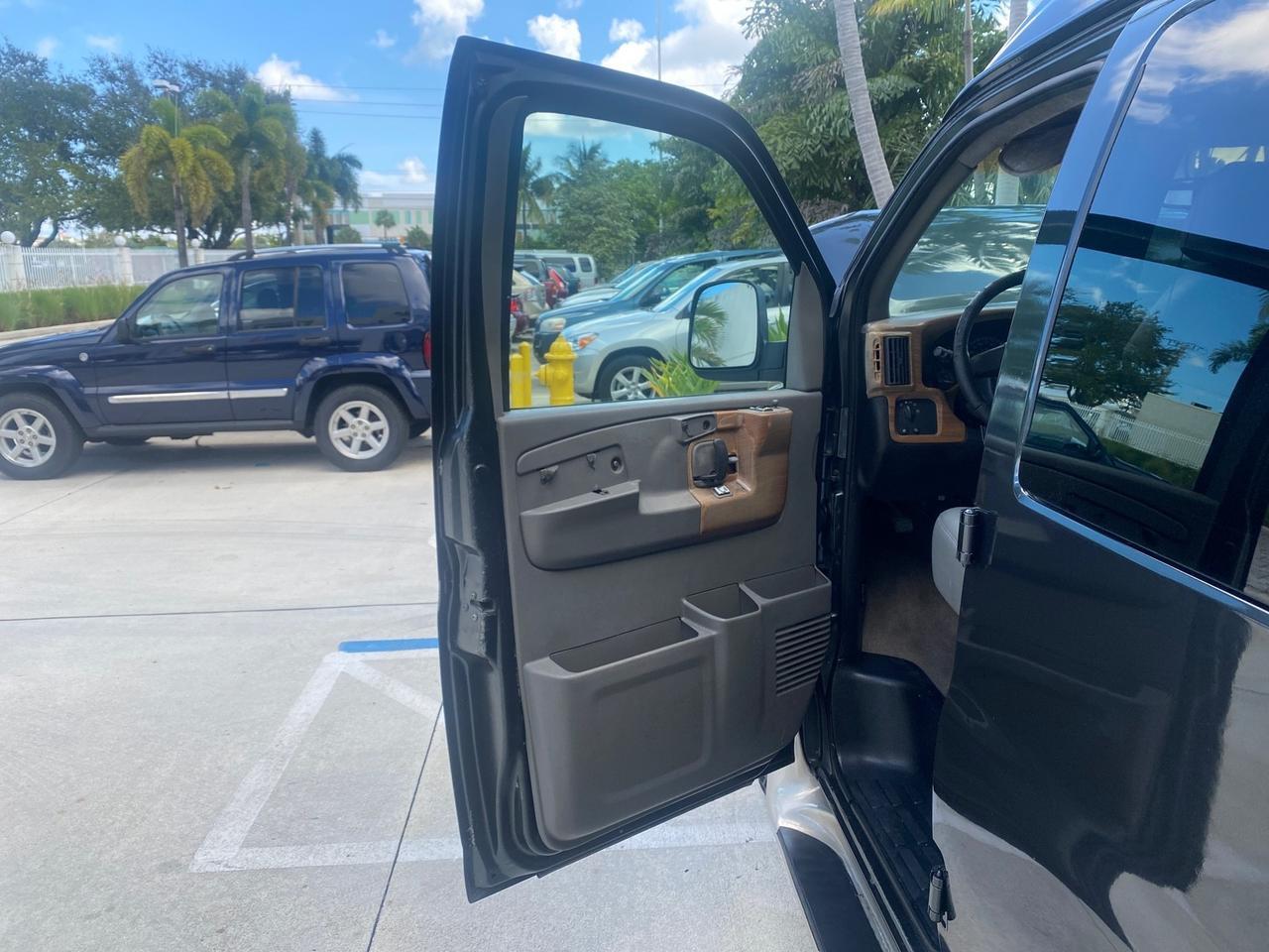2004 Chevrolet Express HANDICAP LIFT 1 OWNER FLORIDA HIGH TOP CONV VAN Pompano Beach FL
