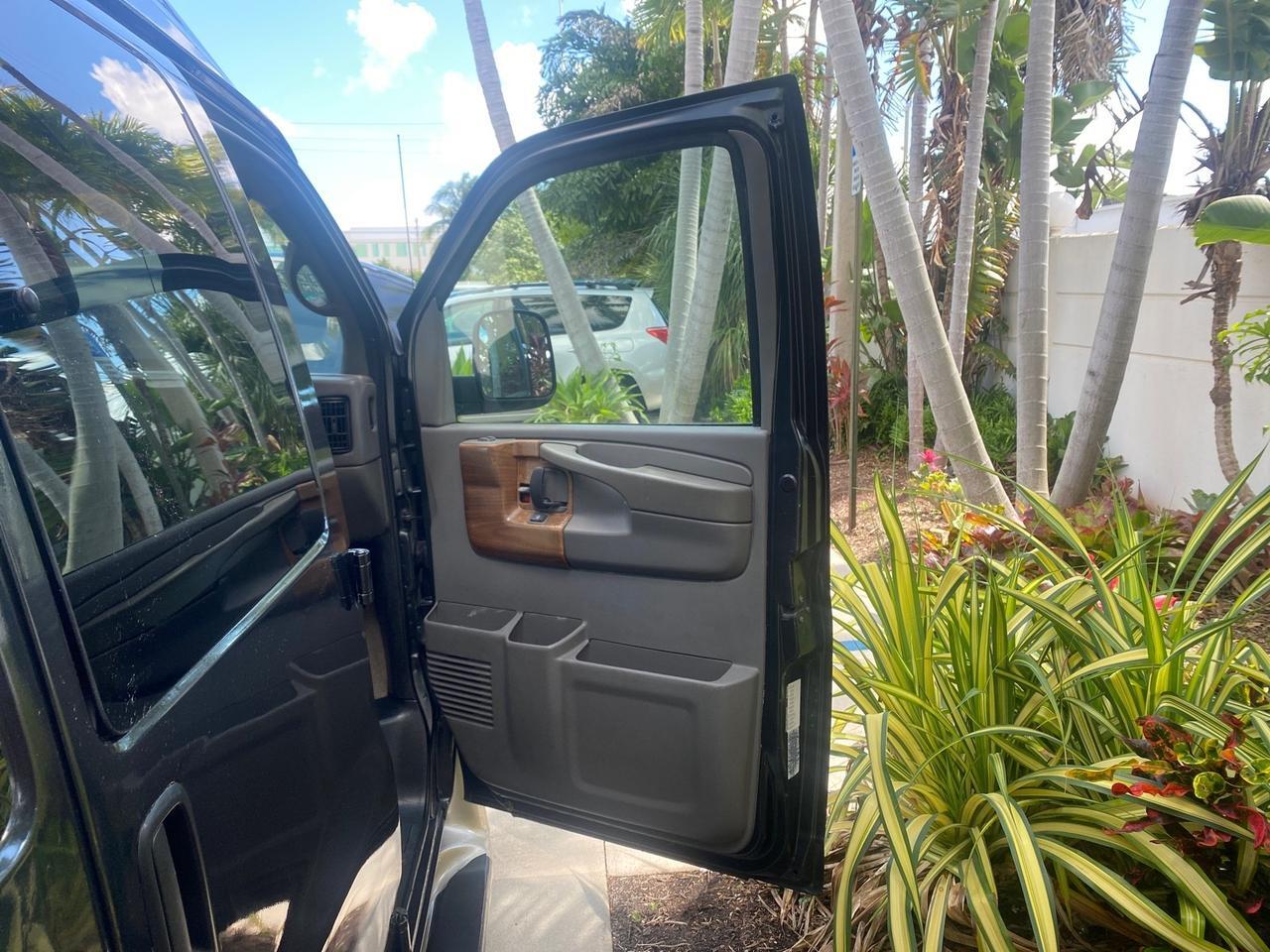 2004 Chevrolet Express HANDICAP LIFT 1 OWNER FLORIDA HIGH TOP CONV VAN Pompano Beach FL