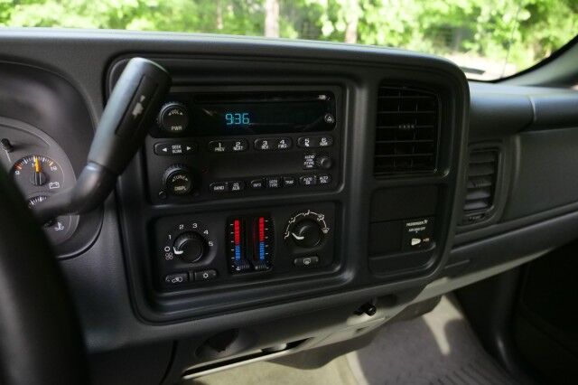 2004 Chevrolet Silverado 2500HD LS / 6.0L V8 / Heavy-Duty Transmission! High Point NC