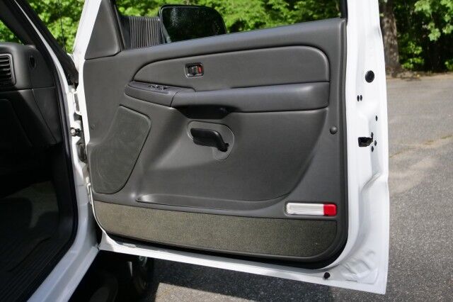 2004 Chevrolet Silverado 2500HD LS / 6.0L V8 / Heavy-Duty Transmission! High Point NC