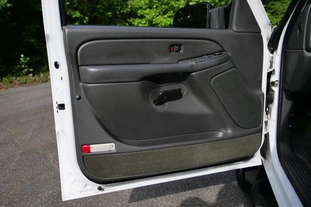 2004 Chevrolet Silverado 2500HD LS / 6.0L V8 / Heavy-Duty Transmission! High Point NC