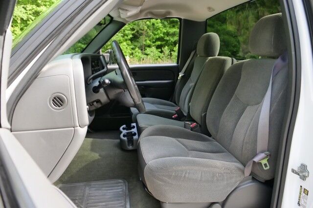 2004 Chevrolet Silverado 2500HD LS / 6.0L V8 / Heavy-Duty Transmission! High Point NC