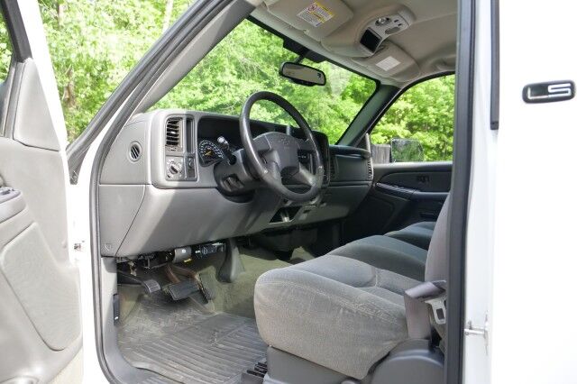 2004 Chevrolet Silverado 2500HD LS / 6.0L V8 / Heavy-Duty Transmission! High Point NC