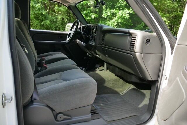 2004 Chevrolet Silverado 2500HD LS / 6.0L V8 / Heavy-Duty Transmission! High Point NC