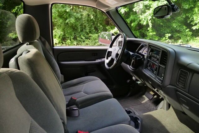 2004 Chevrolet Silverado 2500HD LS / 6.0L V8 / Heavy-Duty Transmission! High Point NC