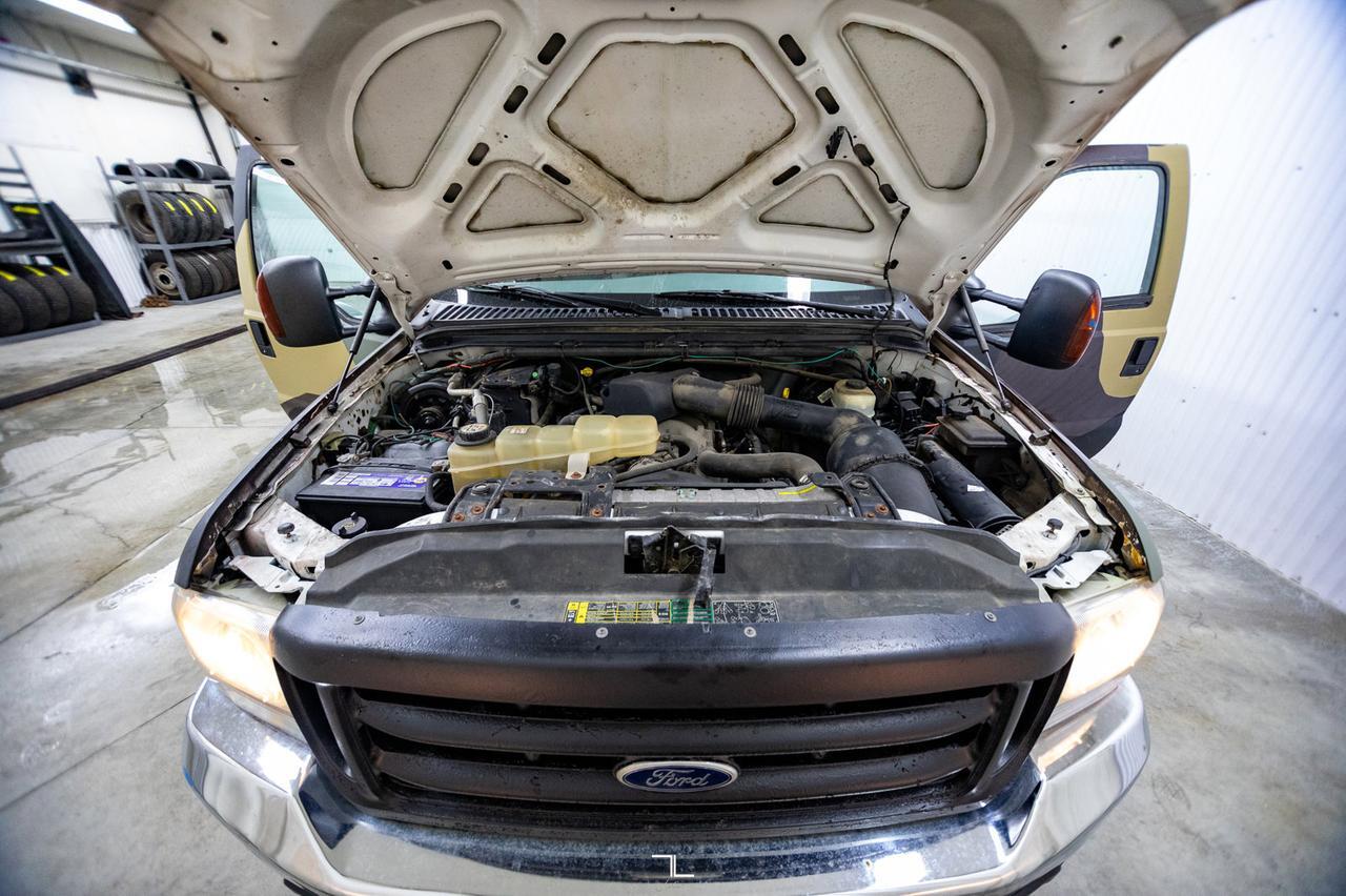 2004 Ford F-350 4x4 Crew Cab XLT Deck Dually Red Deer AB