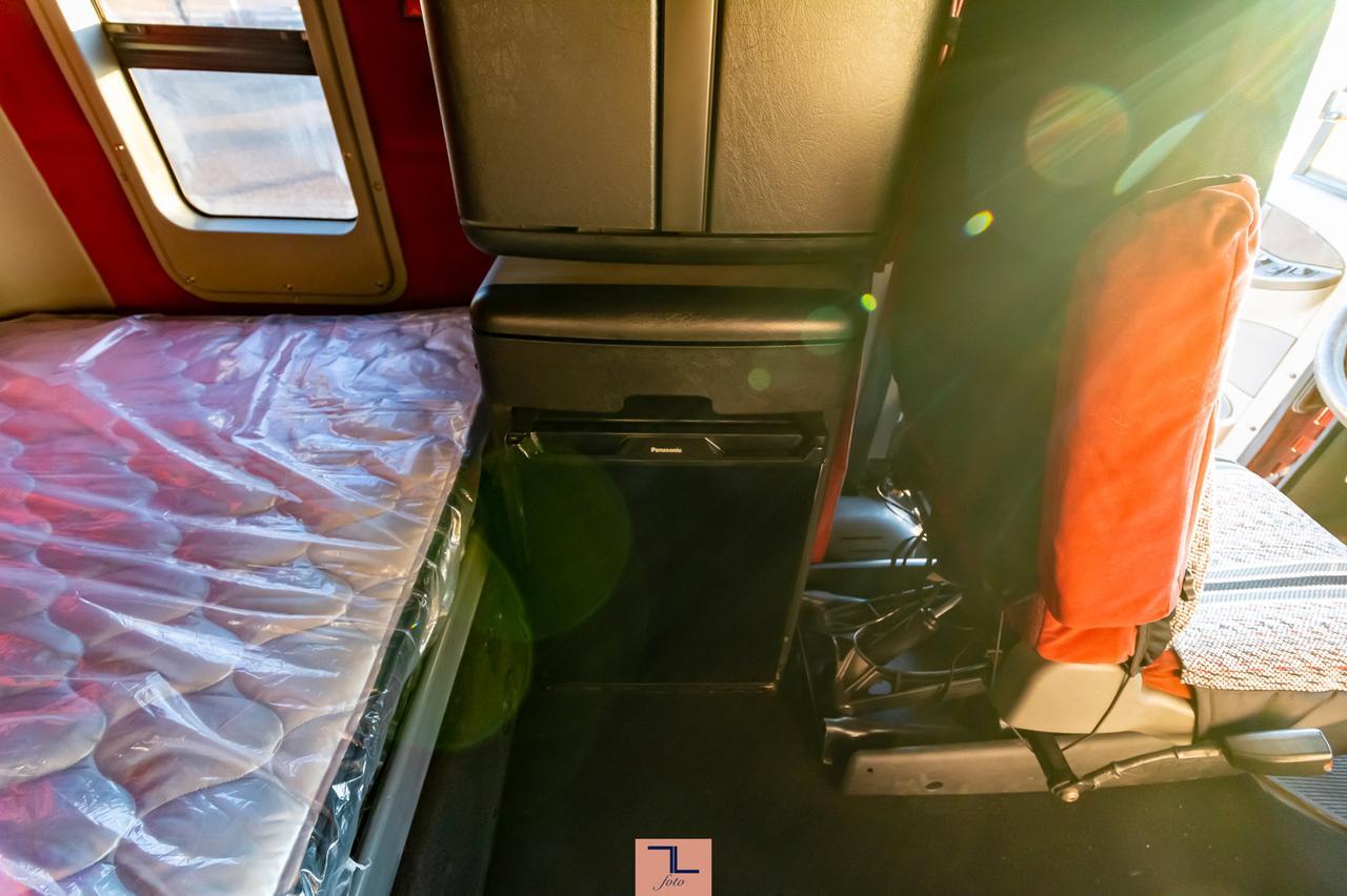 2004 Freightliner Columbia Tractor Sleeper Red Deer AB