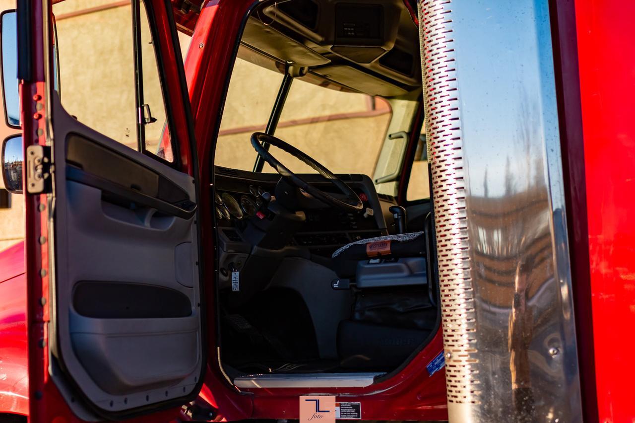 2004 Freightliner Columbia Tractor Sleeper Red Deer AB