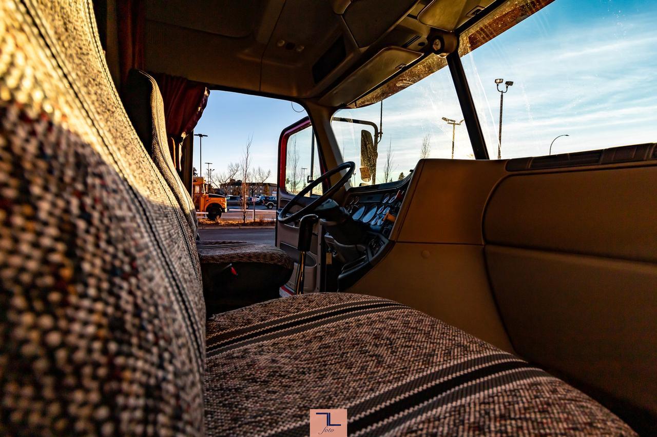 2004 Freightliner Columbia Tractor Sleeper Red Deer AB