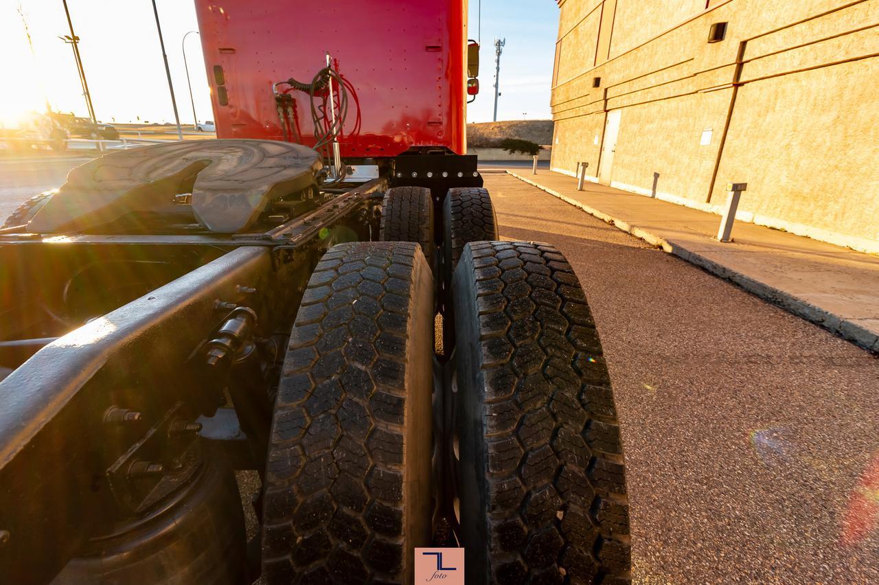 2004 Freightliner Columbia Tractor Sleeper Red Deer AB