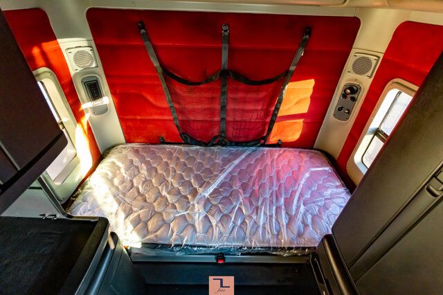 2004 Freightliner Columbia Tractor Sleeper Red Deer AB