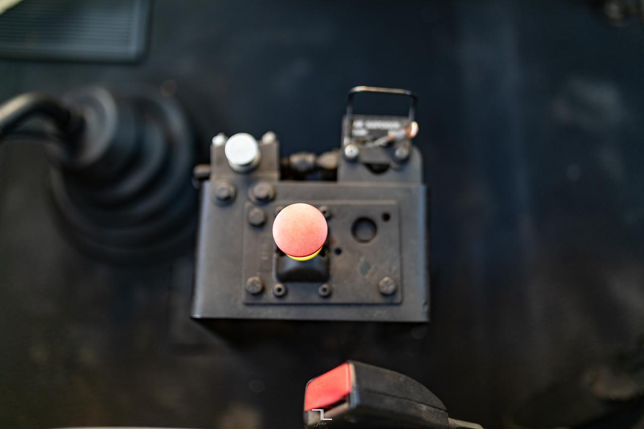 2004 International 7500 Dump Truck Day Cab Heavy Specs Tandem Axle Diesel Red Deer AB