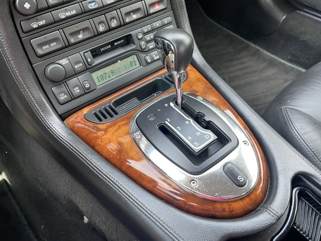 2004 Jaguar XK8 ~CRUISE CONTROL~FRONT SPORT BUCKETS SEATS~HEATED SIDE MIRRORS~LEATHER SEATS~NAVIGATION SYSTEM~PREMIUM SOUND SYSTEM~WOOD STEERING WHEEL Sarasota FL