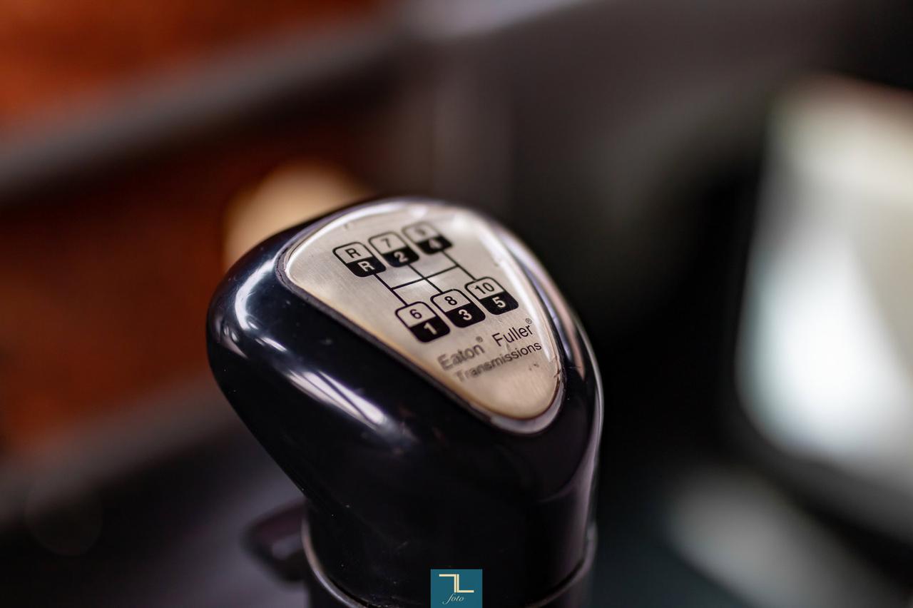 2004 Kenworth T-300 Reg Cab & Chassis Red Deer AB