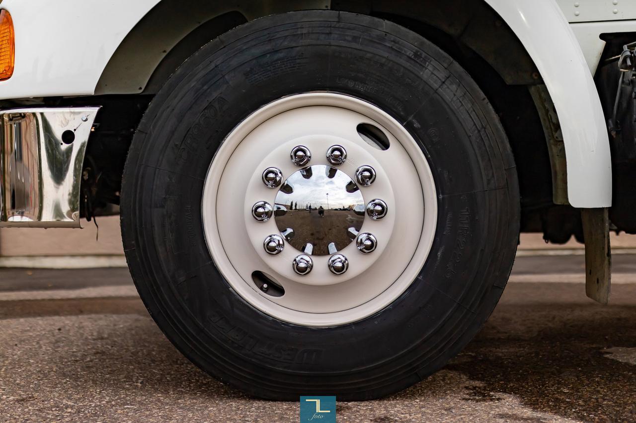 2004 Kenworth T-300 Reg Cab & Chassis Red Deer AB