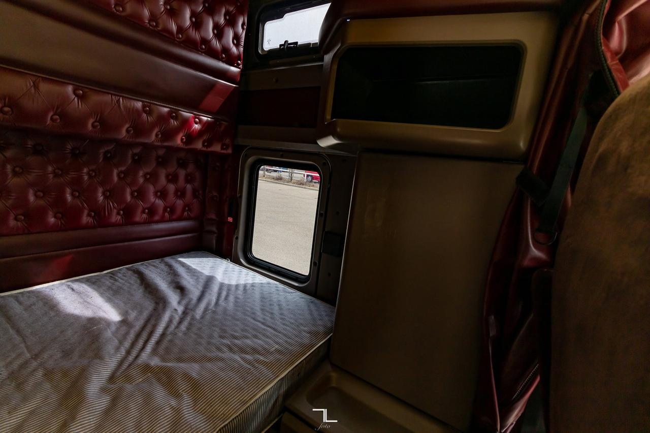 2004 Kenworth W900L Tractor Sleeper Red Deer AB