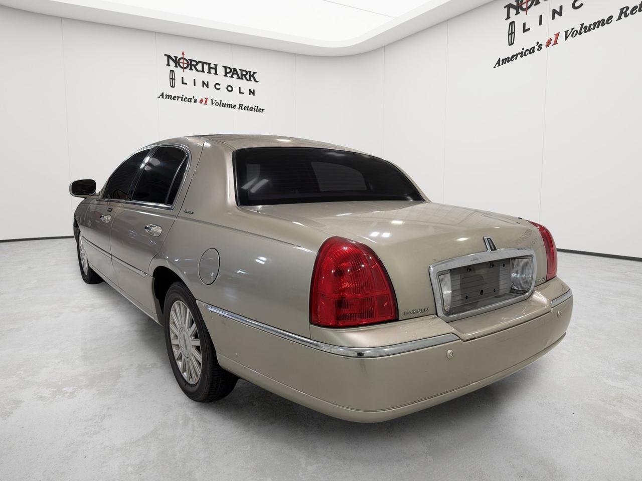 2004 Lincoln Town Car Signature