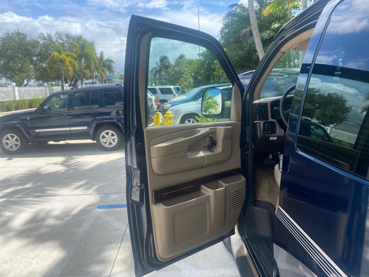 2005 Chevrolet Express Van HANDICAP LIFT CONV LOW MILES 40,837 Pompano Beach FL