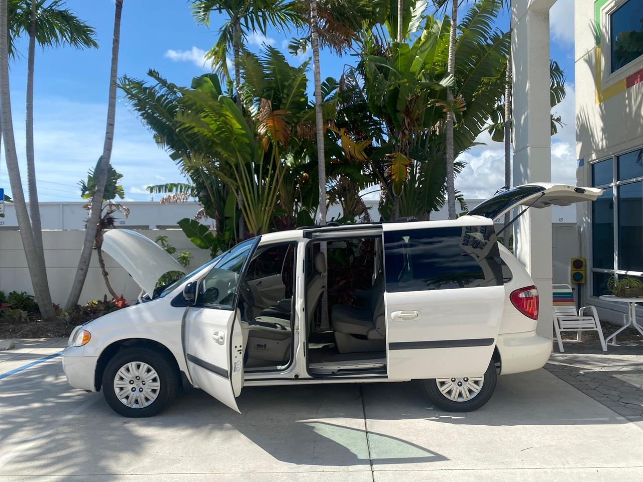 2005 Chrysler Town & Country LOW MILES 50,427 Pompano Beach FL