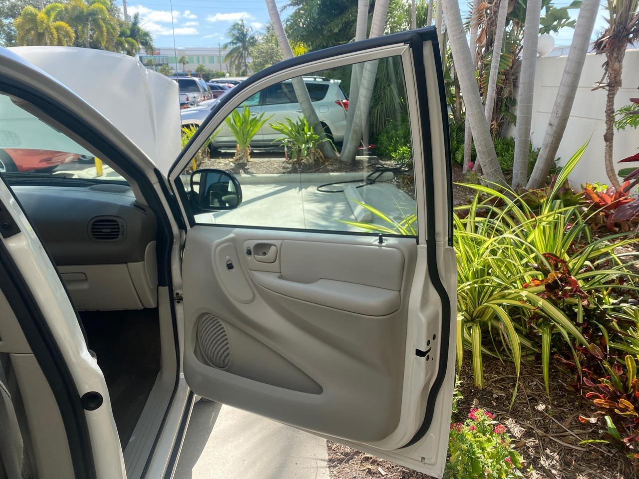 2005 Chrysler Town & Country LOW MILES 50,427 Pompano Beach FL