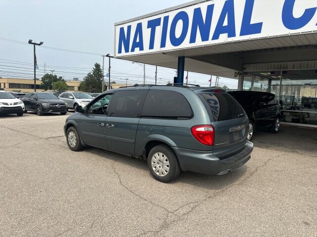 2005 Chrysler Town & Country LX