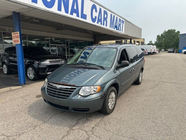 2005 Chrysler Town & Country LX
