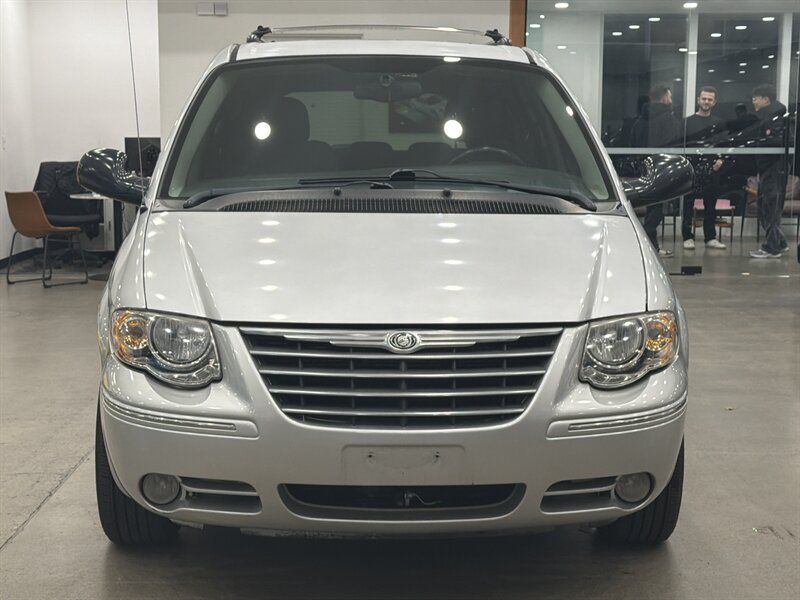 2005 Chrysler Town &amp; Country Limited