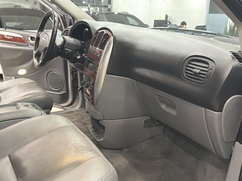 2005 Chrysler Town &amp; Country Limited Gladstone OR