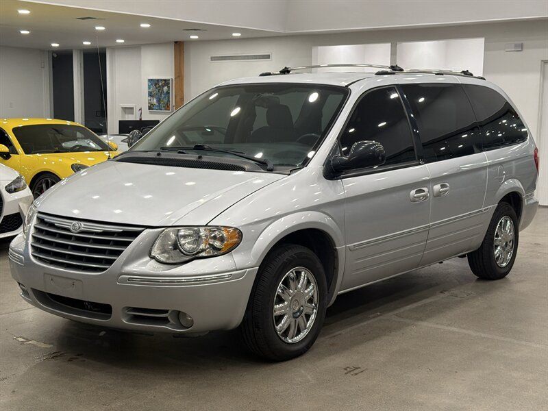 2005 Chrysler Town &amp; Country Limited
