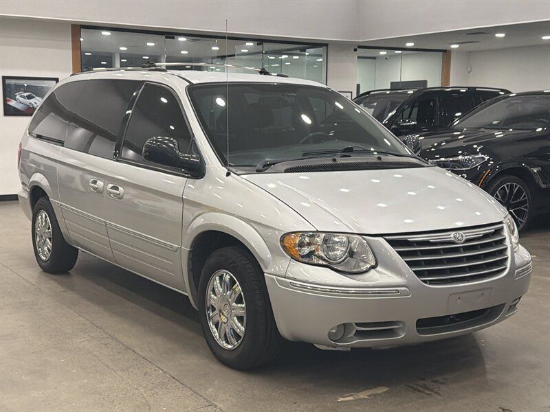 2005 Chrysler Town &amp; Country Limited