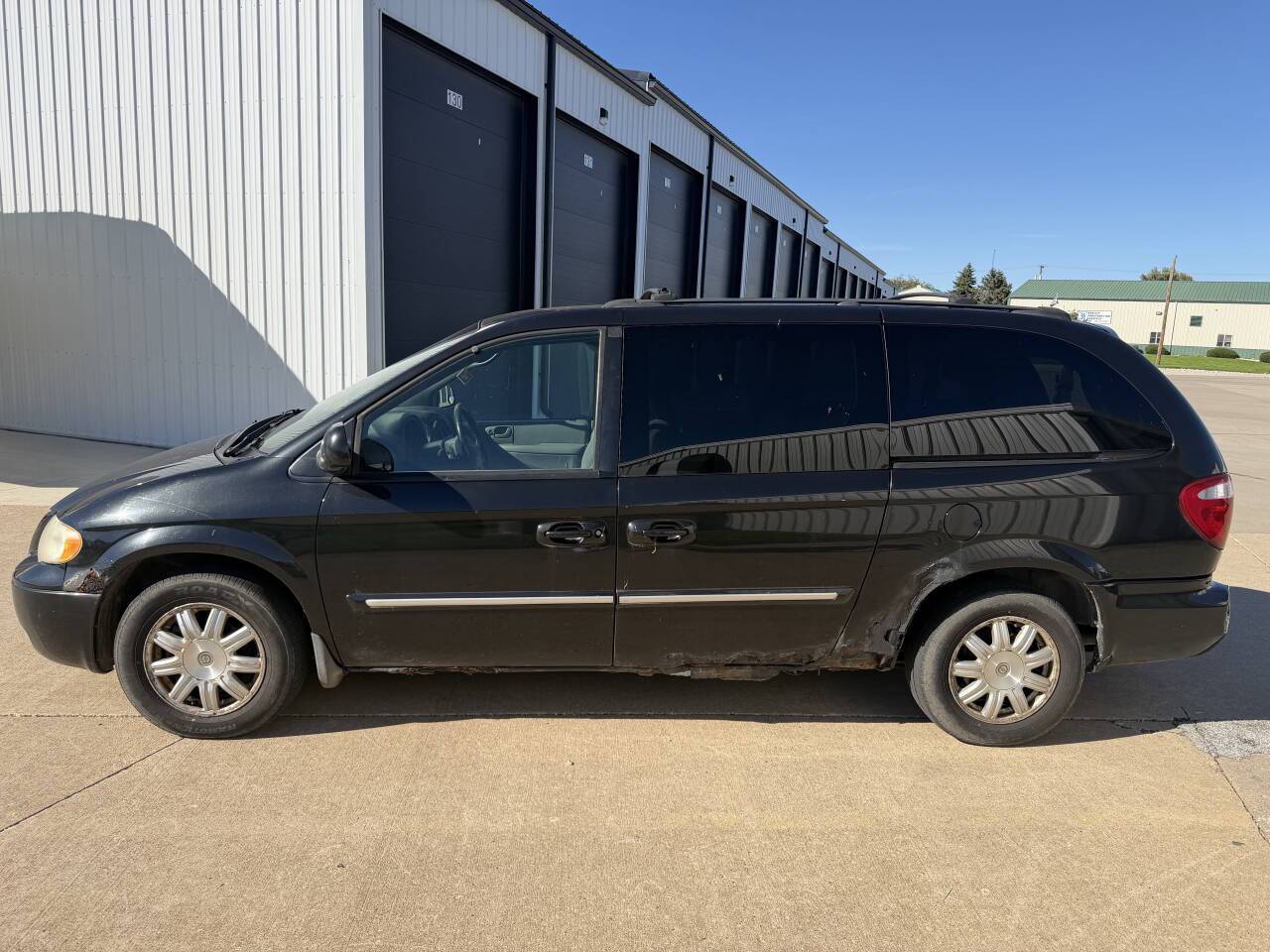 2005 Chrysler Town and Country Touring 4dr Extended Mini Van Eldridge IA
