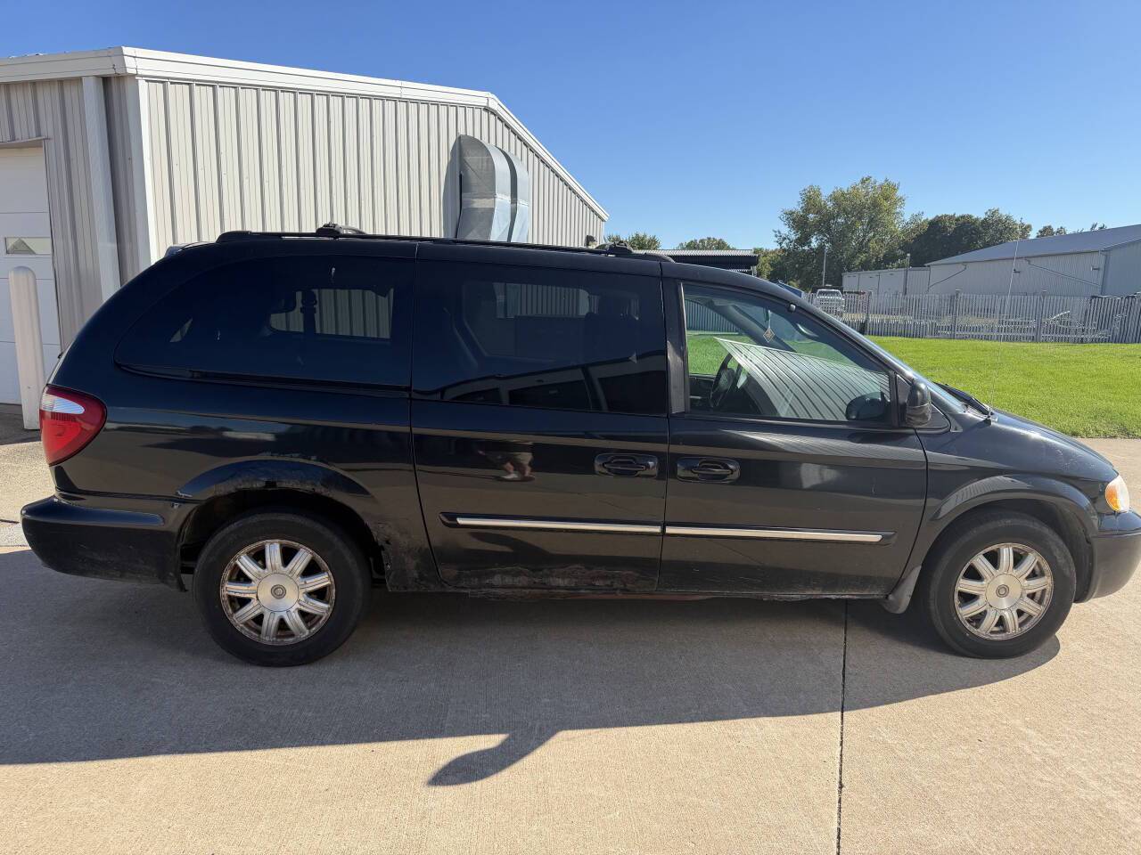 2005 Chrysler Town and Country Touring 4dr Extended Mini Van Eldridge IA