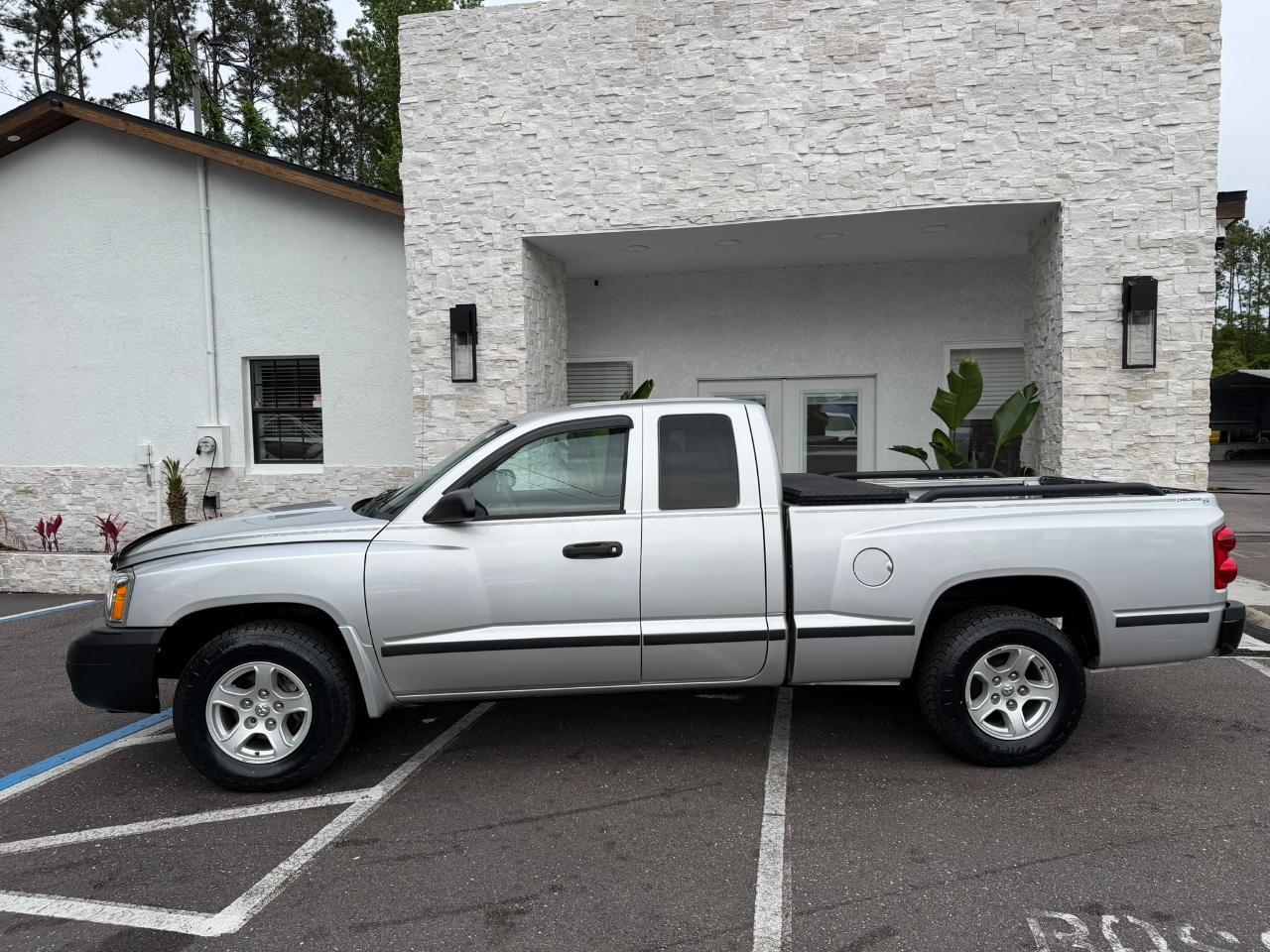 2005 Dodge Dakota 2dr Club Cab 131" WB ST