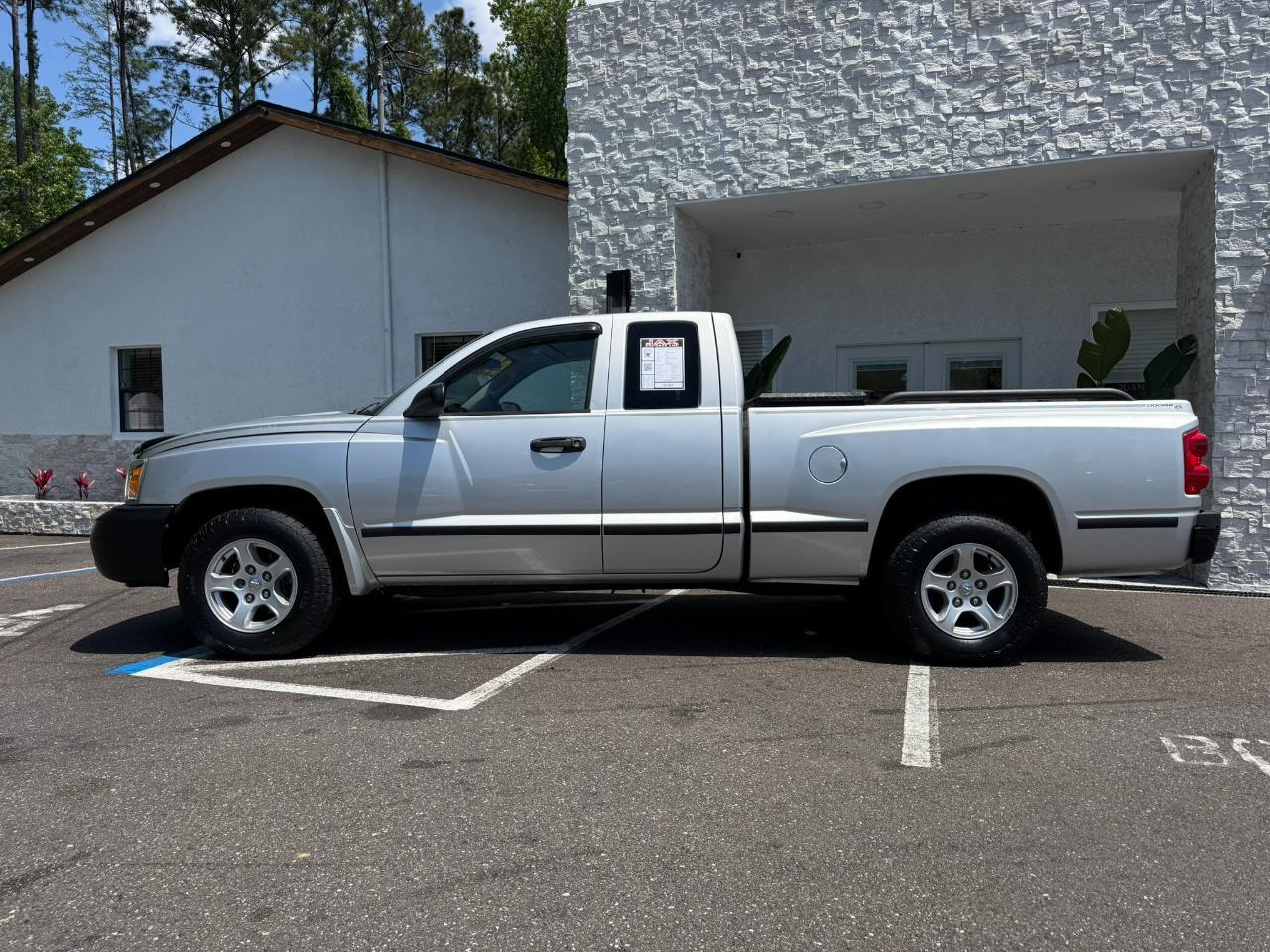 2005 Dodge Dakota 2dr Club Cab 131" WB ST